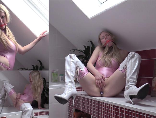 Versautes Solodate mit Knebel und Plug im Arsch-